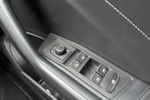 KR25XBN Volkswagen T-Roc 2.0 TDI 150 EVO R-Line 5dr DSG | Panoramic Sun Roof | Rear View Camera Thumbnail #26