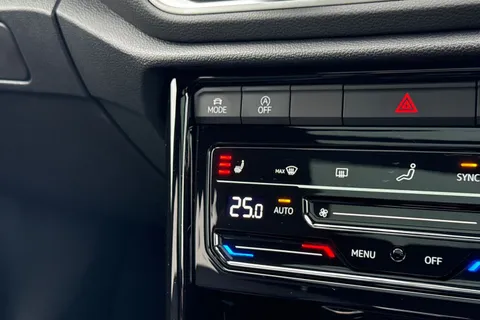 KR25XBN Volkswagen T-Roc 2.0 TDI 150 EVO R-Line 5dr DSG | Panoramic Sun Roof | Rear View Camera Thumbnail #37