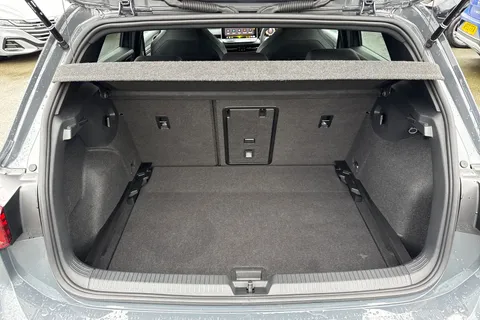 KR25TWA Volkswagen Golf 1.5 TSI 150 R-Line 5dr | Area View Camera | Adaptive Cruise Thumbnail #8