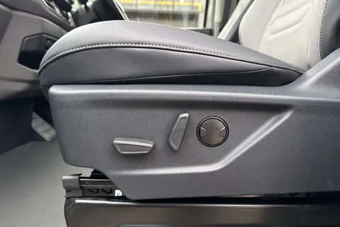 PF75BBU Volkswagen Transporter 2.0 TDI 150 Commerce Pro Van 4MOTION Auto Thumbnail #32