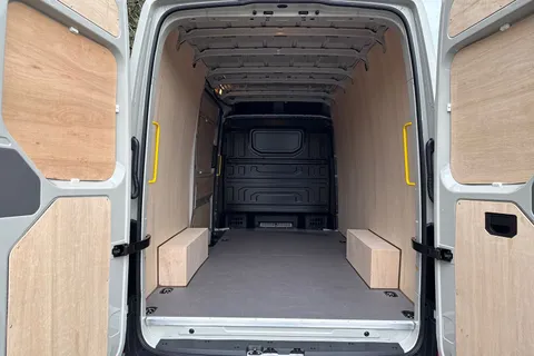 PJ75EOE Volkswagen Crafter CR35 Panel van Commerce Plus MWB 177 PS 2.0 TDI 8sp Automatic 4MOTION Thumbnail #6