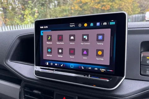 PJ75EOE Volkswagen Crafter CR35 Panel van Commerce Plus MWB 177 PS 2.0 TDI 8sp Automatic 4MOTION Thumbnail #16