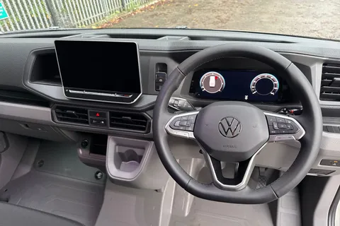 PJ75EOE Volkswagen Crafter CR35 Panel van Commerce Plus MWB 177 PS 2.0 TDI 8sp Automatic 4MOTION Thumbnail #17