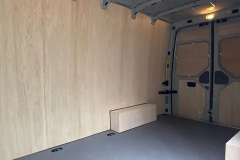 PJ75EOE Volkswagen Crafter CR35 Panel van Commerce Plus MWB 177 PS 2.0 TDI 8sp Automatic 4MOTION Thumbnail #18