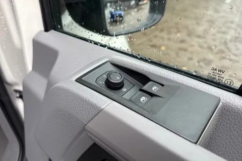 PJ75EOE Volkswagen Crafter CR35 Panel van Commerce Plus MWB 177 PS 2.0 TDI 8sp Automatic 4MOTION Thumbnail #20