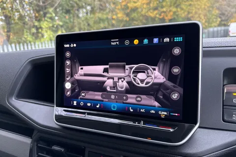 PJ75EOE Volkswagen Crafter CR35 Panel van Commerce Plus MWB 177 PS 2.0 TDI 8sp Automatic 4MOTION Thumbnail #21