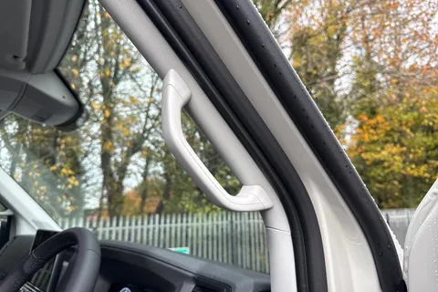 PJ75EOE Volkswagen Crafter CR35 Panel van Commerce Plus MWB 177 PS 2.0 TDI 8sp Automatic 4MOTION Thumbnail #31