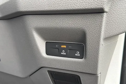 PJ75EOE Volkswagen Crafter CR35 Panel van Commerce Plus MWB 177 PS 2.0 TDI 8sp Automatic 4MOTION Thumbnail #32