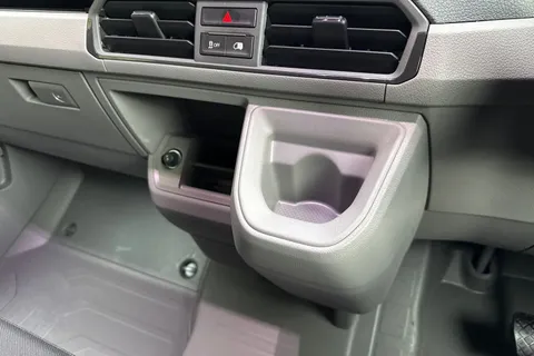 PJ75EOE Volkswagen Crafter CR35 Panel van Commerce Plus MWB 177 PS 2.0 TDI 8sp Automatic 4MOTION Thumbnail #35