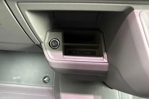 PJ75EOE Volkswagen Crafter CR35 Panel van Commerce Plus MWB 177 PS 2.0 TDI 8sp Automatic 4MOTION Thumbnail #36