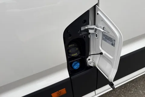 PN75MXZ Volkswagen Crafter CR35 Panel van Commerce MWB 140 PS 2.0 TDI 8sp Automatic FWD Thumbnail #30