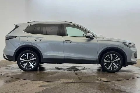 KV25NYG Volkswagen Tiguan 1.5 TSI eHybrid Elegance 5dr DSG | Area View Camera | Adaptive Cruise Contr Thumbnail #4