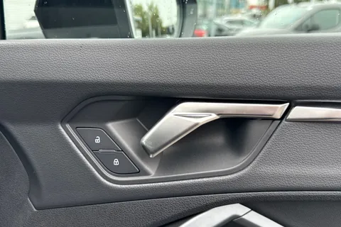 20 of 65 for Audi Q3 2.0 TDI 35 S line S Tronic Euro 6 (s/s) 5dr