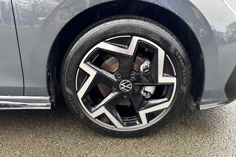 DC25UTX Volkswagen Golf 1.5 TSI 150 R-Line 5dr | Adaptive Cruise Control | Sat Nav Thumbnail #11