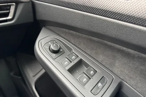 DC25UTX Volkswagen Golf 1.5 TSI 150 R-Line 5dr | Adaptive Cruise Control | Sat Nav Thumbnail #26