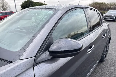 DE22LUR PEUGEOT 208 1.2 PureTech 100 GT Premium 5dr Thumbnail #30