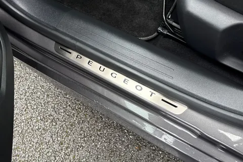 DE22LUR PEUGEOT 208 1.2 PureTech 100 GT Premium 5dr Thumbnail #38
