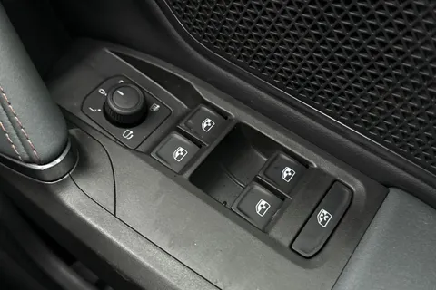 KM75LUE CUPRA Leon 1.5 eHybrid 25.8kWh VZ3 DSG Euro 6 (s/s) 5dr Thumbnail #40