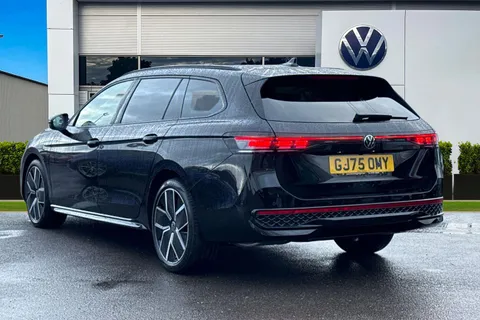 GJ75OMY Volkswagen Passat 1.5 eTSI R-Line 5dr DSG ⭐Full Leather & Black Pack, Sunroof, Winter & info Thumbnail #3