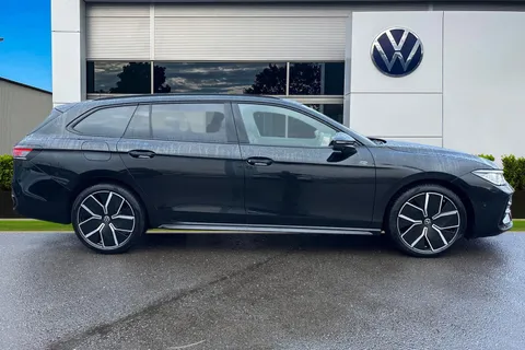 GJ75OMY Volkswagen Passat 1.5 eTSI R-Line 5dr DSG ⭐Full Leather & Black Pack, Sunroof, Winter & info Thumbnail #4