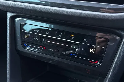 18 of 44 for Volkswagen Tiguan 2.0 TDI Life Euro 6 (s/s) 5dr