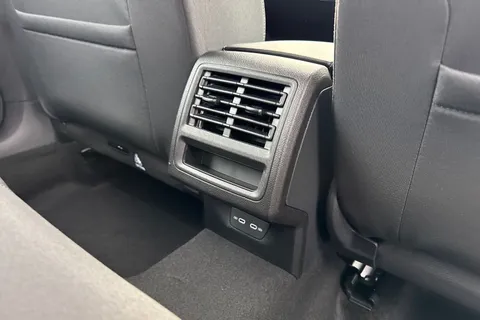  Volkswagen Golf 1.5 TSI Life Euro 6 (s/s) 5dr Thumbnail #27