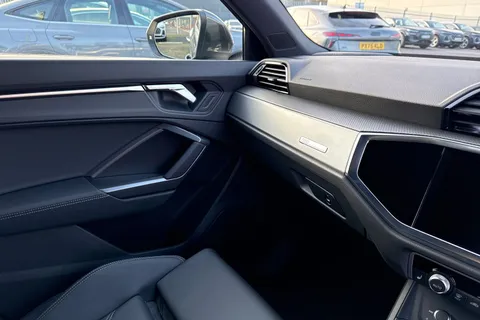 19 of 65 for Audi Q3 2.0 TDI 35 S line S Tronic Euro 6 (s/s) 5dr