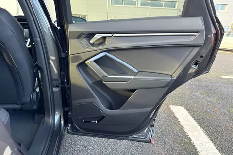 42 of 65 for Audi Q3 2.0 TDI 35 S line S Tronic Euro 6 (s/s) 5dr