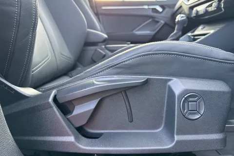 44 of 65 for Audi Q3 2.0 TDI 35 S line S Tronic Euro 6 (s/s) 5dr