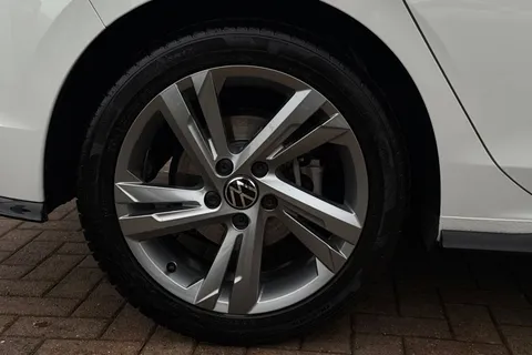 DY23VST Volkswagen Golf 1.5 eTSI MHEV R-Line DSG Euro 6 (s/s) 5dr Thumbnail #11