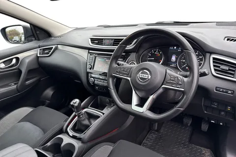 14 of 67 for Nissan Qashqai 1.3 DIG-T N-Connecta Euro 6 (s/s) 5dr