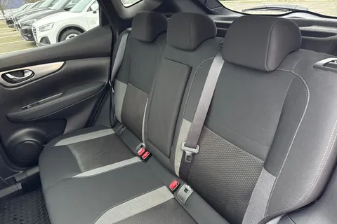 19 of 67 for Nissan Qashqai 1.3 DIG-T N-Connecta Euro 6 (s/s) 5dr