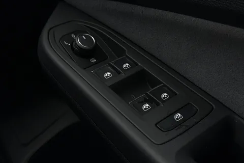 DY23VST Volkswagen Golf 1.5 eTSI MHEV R-Line DSG Euro 6 (s/s) 5dr Thumbnail #39