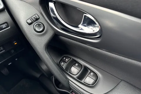 45 of 67 for Nissan Qashqai 1.3 DIG-T N-Connecta Euro 6 (s/s) 5dr