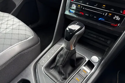 AK21CYC Volkswagen Tiguan 1.5 TSI 150 R-Line 5dr DSG Thumbnail #24