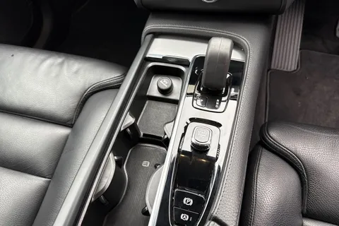 MF71URE Volvo Xc90 2.0 B5 MHEV Momentum Auto 4WD Euro 6 (s/s) 5dr Thumbnail #24