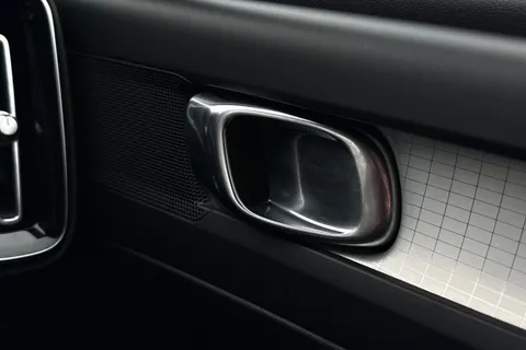 KX21LXP Volvo Xc40 1.5 T3 Momentum Euro 6 (s/s) 5dr Thumbnail #22