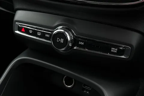 KX21LXP Volvo Xc40 1.5 T3 Momentum Euro 6 (s/s) 5dr Thumbnail #41