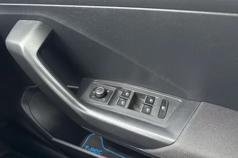 18 of 46 for Volkswagen T-Roc 1.6 TDI SE Euro 6 (s/s) 5dr