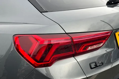 YR25BBF Audi Q3 Black Edition 35 TDI  150 PS S tronic Thumbnail #9