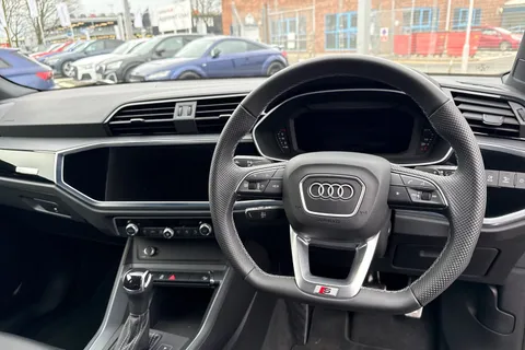 YR25BBF Audi Q3 Black Edition 35 TDI  150 PS S tronic Thumbnail #19