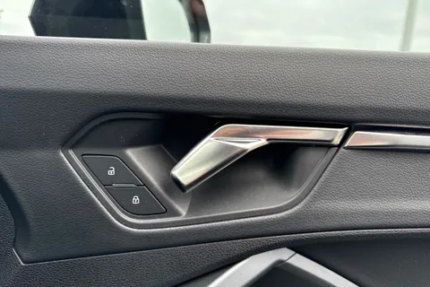 YR25BBF Audi Q3 Black Edition 35 TDI  150 PS S tronic Thumbnail #22