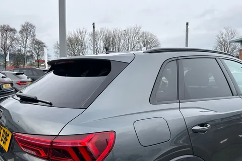 YR25BBF Audi Q3 Black Edition 35 TDI  150 PS S tronic Thumbnail #36