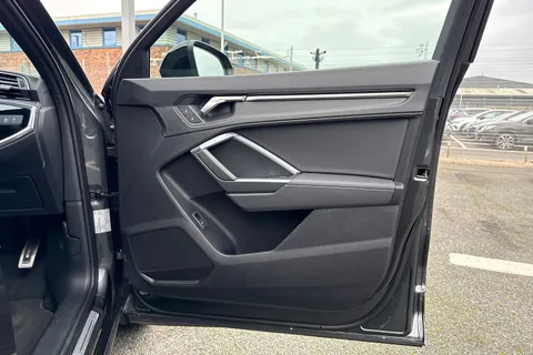 YR25BBF Audi Q3 Black Edition 35 TDI  150 PS S tronic Thumbnail #48