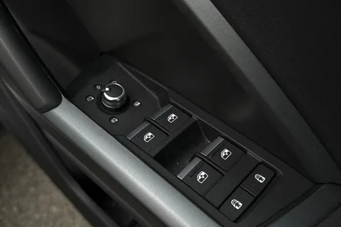 YR25BBF Audi Q3 Black Edition 35 TDI  150 PS S tronic Thumbnail #49