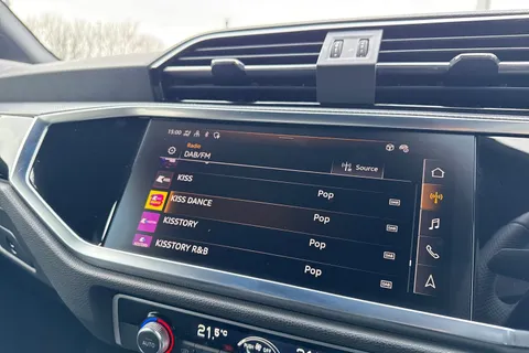 YR25BBF Audi Q3 Black Edition 35 TDI  150 PS S tronic Thumbnail #60