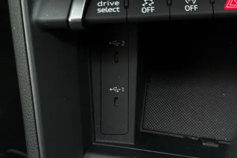 YR25BBF Audi Q3 Black Edition 35 TDI  150 PS S tronic Thumbnail #62