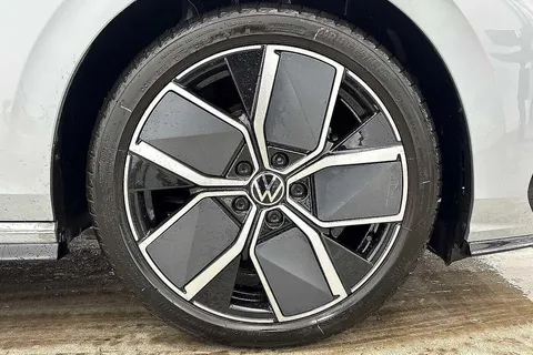 DE25RVX Volkswagen Golf 1.5 TSI 150 R-Line 5dr ⭐18' Leeds alloy wheels | Panoramic sunroof | Area V Thumbnail #6