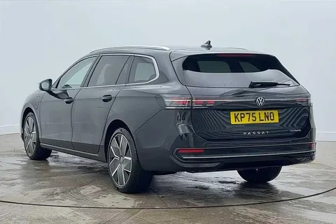 KP75LNO Volkswagen Passat 1.5 TSI eHybrid 272 Elegance 5dr DSG**LEATHER + 19' LEEDS ALLOYS + WINTER P Thumbnail #3