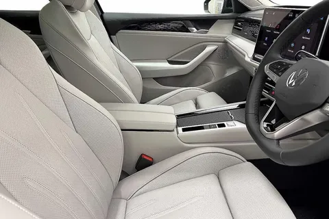 KP75LNO Volkswagen Passat 1.5 TSI eHybrid 272 Elegance 5dr DSG**LEATHER + 19' LEEDS ALLOYS + WINTER P Thumbnail #10